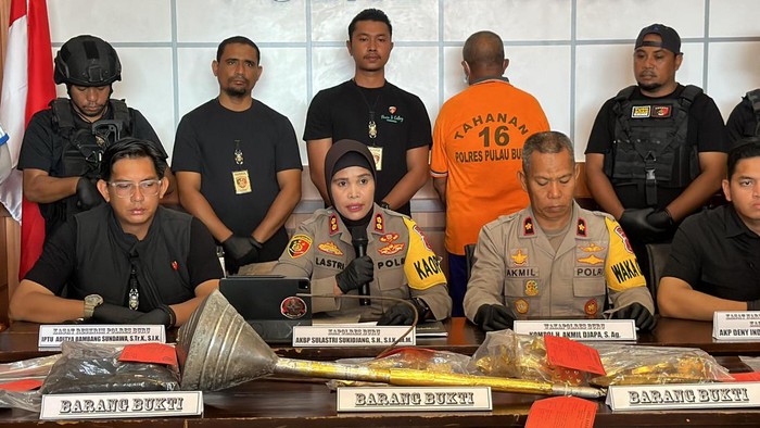 Kapolres Buru AKBP Sulastri Sukijang saat hendak berikan keterangan terkait penangkapan tersangka AG. Dokumen Polres Buru