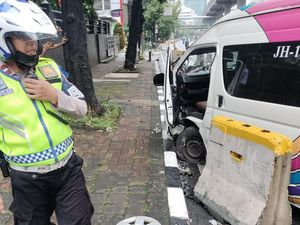 Minibus Tabrak Beton Pembatas Jalan di Kuningan Jaksel
