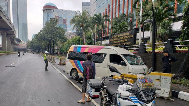 Kecelakaan lalu lintas di Jalan HR Rasuna Said, Kuningan, Jakarta Selatan (Jaksel), Senin (11/4/2024).