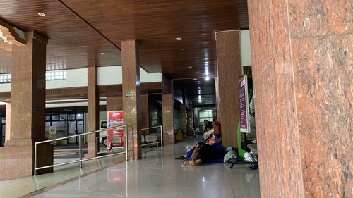 Keluarga pasien yang sedang beristirahat di lorong Poli Jantung, RSUP Prof Ngoerah, Denpasar, Bali, Senin (11/3/2024).