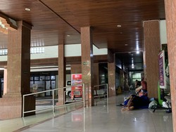 Keluarga pasien yang sedang beristirahat di lorong Poli Jantung RSUP Prof Ngoerah, Denpasar, Bali, Senin (11/3/2024).