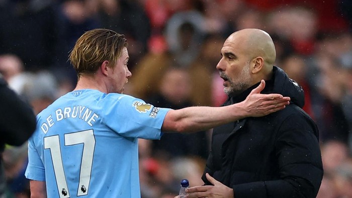 Soccer Football - Premier League - Liverpool v Manchester City - Anfield, Liverpool, Britain - March 10, 2024 Manchester Citys Kevin De Bruyne reacts with manager Pep Guardiola after being substituted REUTERS/Carl Recine NO USE WITH UNAUTHORIZED AUDIO, VIDEO, DATA, FIXTURE LISTS, CLUB/LEAGUE LOGOS OR LIVE SERVICES. ONLINE IN-MATCH USE LIMITED TO 45 IMAGES, NO VIDEO EMULATION. NO USE IN BETTING, GAMES OR SINGLE CLUB/LEAGUE/PLAYER PUBLICATIONS.