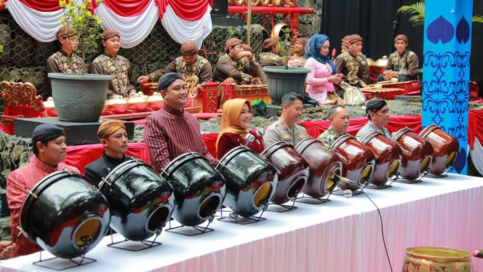 Kirab 21 mata air dan padusan di Klaten