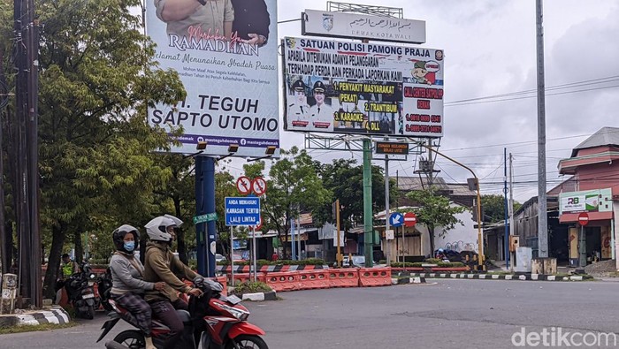 Jalan menuju Alun-alun Demak di traffic light Bogorame ditutup adanya Festival Megengan dan Kirab Budaya Kota Wali di Alun-alun Demak, Senin (11/3/2024).