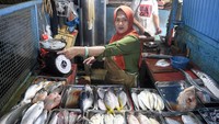 Penjual melayani pembeli ikan segar di Pasar Malaka, Jakarta Utara, Senin (11/3/2024).