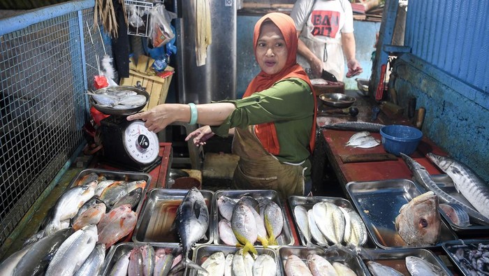 KKP Pastikan Stok Ikan Aman Selama Ramadan Pembeli memilih ikan segar yang dijual di Pasar Malaka, Jakarta Utara, Senin (11/3/2024). Kementerian Kelautan dan Perikanan (KKP) memastikan kebutuhan ikan selama Ramadhan dan Lebaran tahun ini tercukupi, dan jumlah ketersediaan ikan dalam kurun waktu itu diperkirakan sebesar 3,10 juta ton dari jumlah permintaan sekitar 2,46 juta ton ikan selama bulan Maret dan April 2024. ANTARA FOTO/M Risyal Hidayat/aww.