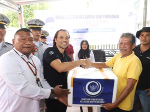 Bantu Korban Bencana Alam di Sumbar, Menteri KP Kirim Produk Perikanan