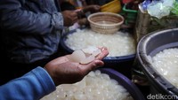 Warga biasanya menjadikan buah yang kenyal untuk campuran es buah. 