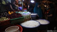 Kolang kaling yang dijual Rp 20 ribu/kg itu menjadi menu favorit saat buka puasa. 