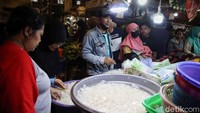 Warga berburu kolang-kaling yang dijual di Pasar Koja Baru, Jakarta Utara, Senin (11/3/2024).