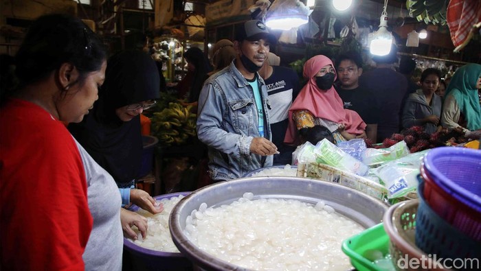 Kolang-kaling merupakan bahan makanan yang dapat diolah menjadi menu takjil. Saat Ramadan, kolang-kaling pun laris manis diserbu pembeli. Seperti terlihat di Pasar Koja Baru, Jakarta Utara, Senin (11/3/2024).