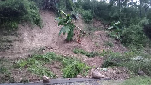 Material longsor menimbun jalan di Desa Perak, Kecamatan Cibal, Manggarai, NTT (Istimewa)