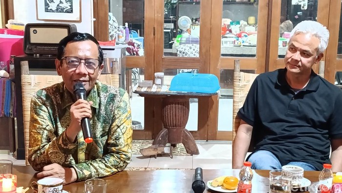 Mahfud MD dan Ganjar Pranowo saat ditemui di kediaman Butet Kartaredjasa, Tamantirto, Kasihan, Bantul, Senin (11/3/2024).