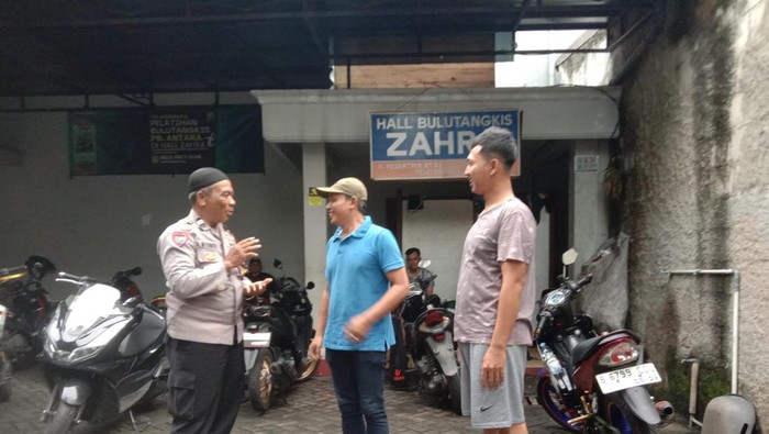 Seorang pria di Pondok Aren, Tangerang Selatan, kehilangan motor miliknya saat tengah bermain bulutangkis. Namun, kendaraan tersebut dikembalikan lagi oleh pelaku pencurian kepada korban dan dikirimkan melalui jasa ekspedisi.