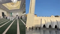 Arsitektur yang digunakan Masjid Abdulaziz Abdullah Sharbatly terinspirasi dari desain rumah kawasan Hejaz di pesisir Laut Merah. Arsitektur Hajez identik dengan penggunaan batu-batu pilihan dari endapan karang. Foto: via Voxel Matters