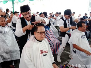 Momen Ribuan Jemaah Potong Rambut Gratis di Masjid Al Akbar Jelang Ramadan