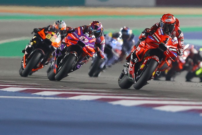 MotoGP - Grand Prix of Qatar - Lusail International Circuit, Lusail, Qatar - March 10, 2024 Ducati Lenovo Teams Francesco Bagnaia and Prima Pramac Racings Jorge Martin in action during the race REUTERS/Ibraheem Al Omari