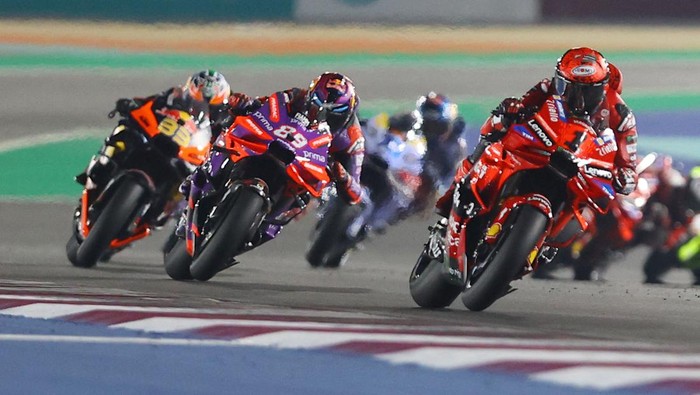 MotoGP - Grand Prix of Qatar - Lusail International Circuit, Lusail, Qatar - March 10, 2024 Ducati Lenovo Teams Francesco Bagnaia and Prima Pramac Racings Jorge Martin in action during the race REUTERS/Ibraheem Al Omari