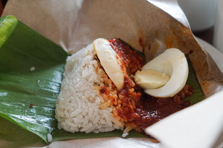 mengerikan!  Penjual Nasi Lemak ini dieksploitasi karena dagangannya laris manis