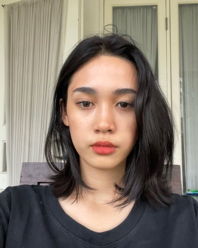 Dalam kesehariannya, Nurra Datau lebih sering tampil kasual bahkan dengan riasan wajah sederhana. Ia dikenal dengan kecantikan alaminya. Foto: Instagram @nuradatau