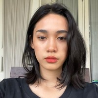 Dalam kesehariannya, Nurra Datau lebih sering tampil kasual bahkan dengan riasan wajah sederhana. Ia dikenal dengan kecantikan alaminya. Foto: Instagram @nuradatau