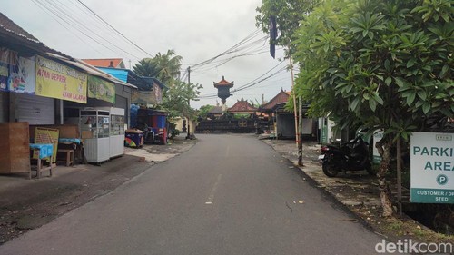 Suasana sunyi di Jalan Raya Uma Buluh, Banjar Uma Buluh, Desa Canggu, Kecamatan Kuta Utara, Badung, Senin (11/3/2024).