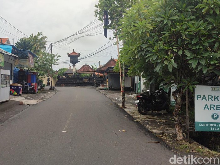 Suasana sunyi di Jalan Raya Uma Buluh, Banjar Uma Buluh, Desa Canggu, Kecamatan Kuta Utara, Badung, Senin (11/3/2024).