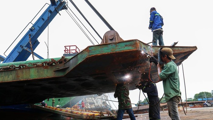 Nyepi, Pelabuhan Ketapang Ditutup Sementara Seorang petugas melintasi lapangan parkir Pelabuhan Ketapang di Banyuwangi, Jawa Timur, Senin (11/3/2024). PT ASDP Indonesia Ferry melakukan penutupan sementara layanan penyeberangan dari Pelabuhan Ketapang pada Minggu (11/3) pukul 23.59 WIB dan akan dibuka kembali pada Selasa (12/3) pukul 05.00 WIB untuk menghormati perayaan Hari Raya Nyepi bagi umat Hindu yang ada di Bali. ANTARA FOTO/Budi Candra Setya/wpa.