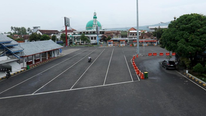 Nyepi, Pelabuhan Ketapang Ditutup Sementara Seorang petugas melintasi lapangan parkir Pelabuhan Ketapang di Banyuwangi, Jawa Timur, Senin (11/3/2024). PT ASDP Indonesia Ferry melakukan penutupan sementara layanan penyeberangan dari Pelabuhan Ketapang pada Minggu (11/3) pukul 23.59 WIB dan akan dibuka kembali pada Selasa (12/3) pukul 05.00 WIB untuk menghormati perayaan Hari Raya Nyepi bagi umat Hindu yang ada di Bali. ANTARA FOTO/Budi Candra Setya/wpa.