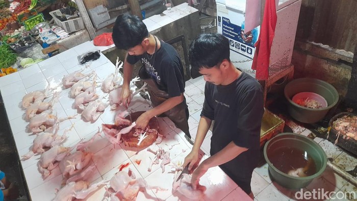 Omzet pedagang ayam di Pasar Pabaeng-baeng, Makassar, meningkat hingga 500 persen menjelang Ramadan. Andi Audia Nazli Irfan/detikSulsel