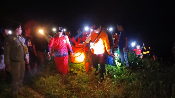 Proses evakuasi jenazah Supratono, yang ditemukan tenggelam di Ngroto, Blora, Senin malam (11/3/2024).