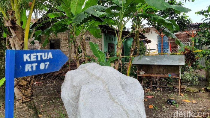 Papan penunjuk Ketua RT.07 Gedongsari, Wijirejo, Pandak, Bantul. Papan tersebut menunjuk ke rumah peracik mercon yang meledak dan membuat empat orang luka-luka, Senin (11/3/2024).