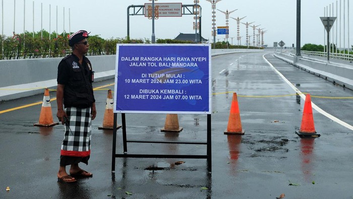 Pecalang atau petugas pengamanan adat Bali memantau situasi jalan tol Bali Mandara saat Hari Raya Nyepi Tahun Baru Saka 1946 di Desa Adat Tuban, Badung, Bali, Senin (11/3/2024). Pengamanan yang dilakukan oleh Pecalang di seluruh desa adat di Bali tersebut untuk menjamin keamanan dan kelancaran umat Hindu yang menjalani catur brata penyepian atau tidak menyalakan api (amati geni), tidak berpergian (amati lelungan), tidak bersenang-senang (amati lelanguan), dan tidak bekerja (amati karya) selama 24 jam. ANTARA FOTO/Nyoman Hendra Wibowo/aww.