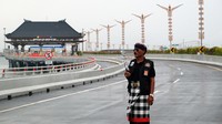 Pecalang atau petugas pengamanan adat Bali memantau situasi jalan tol Bali Mandara saat Hari Raya Nyepi Tahun Baru Saka 1946 di Desa Adat Tuban, Badung, Bali, Senin (11/3/2024).