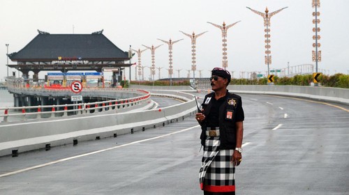 Pecalang atau petugas pengamanan adat Bali memantau situasi jalan tol Bali Mandara saat Hari Raya Nyepi Tahun Baru Saka 1946 di Desa Adat Tuban, Badung, Bali, Senin (11/3/2024). Pengamanan yang dilakukan oleh Pecalang di seluruh desa adat di Bali tersebut untuk menjamin keamanan dan kelancaran umat Hindu yang menjalani catur brata penyepian atau tidak menyalakan api (amati geni), tidak berpergian (amati lelungan), tidak bersenang-senang (amati lelanguan), dan tidak bekerja (amati karya) selama 24 jam. ANTARA FOTO/Nyoman Hendra Wibowo/aww.