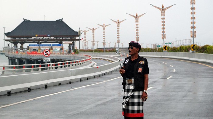 Pecalang Amankan Hari Raya Nyepi di Bali Pecalang atau petugas pengamanan adat Bali memantau situasi jalan tol Bali Mandara saat Hari Raya Nyepi Tahun Baru Saka 1946 di Desa Adat Tuban, Badung, Bali, Senin (11/3/2024). Pengamanan yang dilakukan oleh Pecalang di seluruh desa adat di Bali tersebut untuk menjamin keamanan dan kelancaran umat Hindu yang menjalani catur brata penyepian atau tidak menyalakan api (amati geni), tidak berpergian (amati lelungan), tidak bersenang-senang (amati lelanguan), dan tidak bekerja (amati karya) selama 24 jam. ANTARA FOTO/Nyoman Hendra Wibowo/aww.