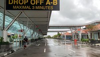 Seorang pecalang berpatroli di pintu keberangkatan internasional Bandara Internasional I Gusti Ngurah Rai saat Nyepi, Senin (11/3/2024). Bandara Ngurah Rai ditutup selama 24 jam saat Nyepi.