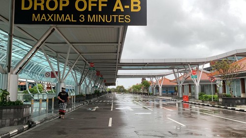 Seorang pecalang berpatroli di pintu keberangkatan internasional Bandara Internasional I Gusti Ngurah Rai saat Nyepi, Senin (11/3/2024).