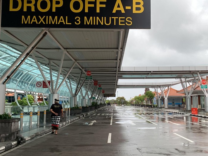 Seorang pecalang berpatroli di pintu keberangkatan internasional Bandara Internasional I Gusti Ngurah Rai saat Nyepi, Senin (11/3/2024).