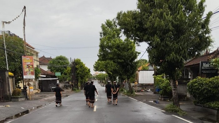 Para pecalang Desa Adat Celuk, Gianyar, berkeliling mengamankan Nyepi, Senin (11/3/2024).