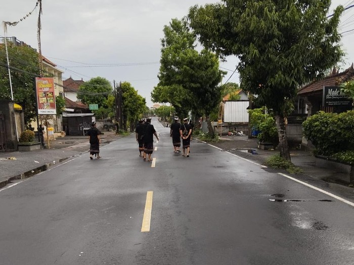 Para pecalang Desa Adat Celuk, Gianyar, berkeliling mengamankan Nyepi, Senin (11/3/2024).