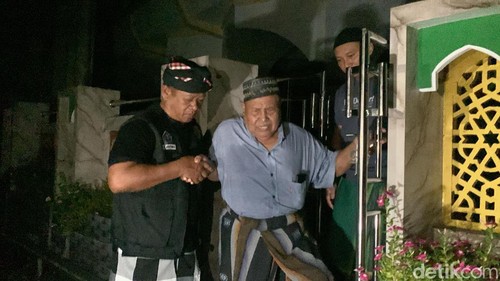 Pecalang Desa Adat Tuban menghampiri jemaah masjid Asasuttaqwa seusai salat Tarawih, Senin (11/3/2024). (dok Rizki Setyo Samudro)