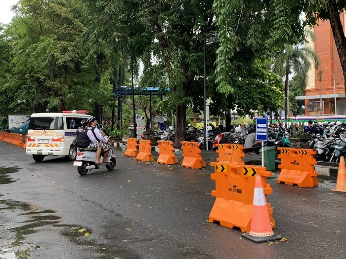 Ambulans setelah mengantar pasien ke IGD RSUP Prof Ngoerah, Denpasar, Bali. Pecalang ikut mengawal ambulans tersebut saat Nyepi, Senin (11/3/2024).