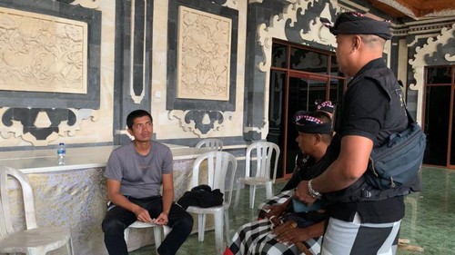 Pecalang Desa Adat Tuban, Kuta, Badung, Bali, saat mengamankan salah orang yang keluar rumah saat Nyepi, Senin (11/3/2024).