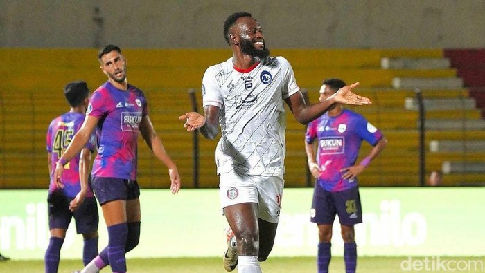 Pemain Arema FC Charles Lokolingoy.