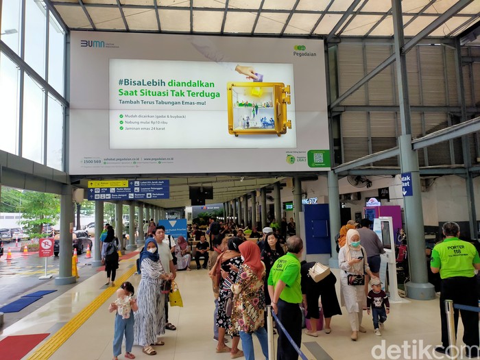 Pemandangan di Stasiun Pasar Senen dan porter-porter di lokasi. 11 Maret 2024. (Annisa Aulia Rahim/detikcom)