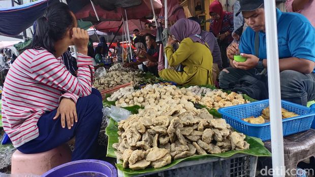 Pempek tumpah pasar 16 Ilir.