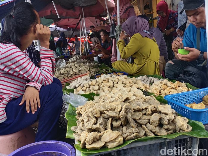 Pempek tumpah pasar 16 Ilir.