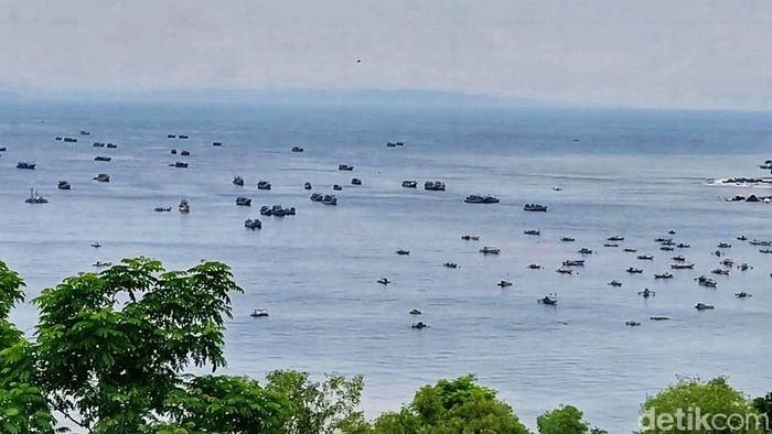 Penampakan sejumlah perahu nelayan Jateng yang tertambat di Teluk Cikembang, Sukabumi.