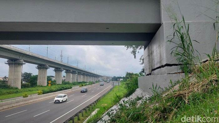 Penampakan tiang jembatan penghubung Kota Bandung dan Kabupaten Bandung yang alami keretakan.